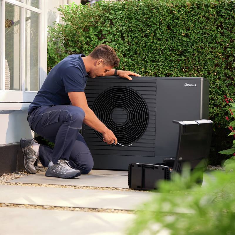 Monteur voert onderhoud uit aan een warmtepomp